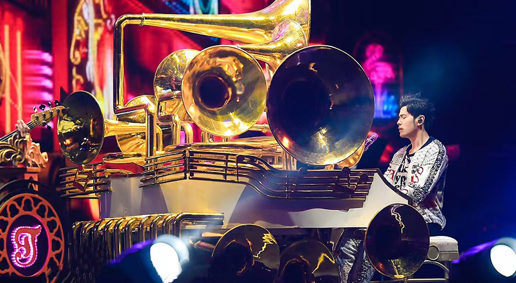 k1十年体育品牌透明屏和荧光棒系列产品亮相2022周杰伦新加坡演唱会