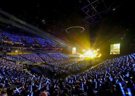 k1十年体育品牌LED透明屏闪耀伍佰ROCK STAR上海演唱会！